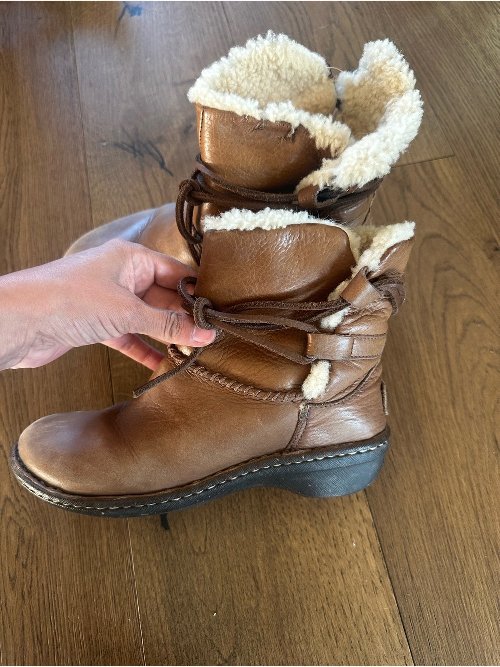 UGG Brown Leather Sheepskin Lined Winter Boots Women’s Size 5